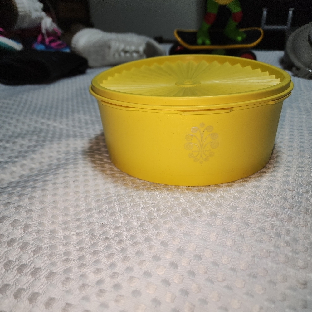 VINTAGE TUPPERWARE EUC 1204 SERVALIER CANISTER YELLOW WITH SEAL